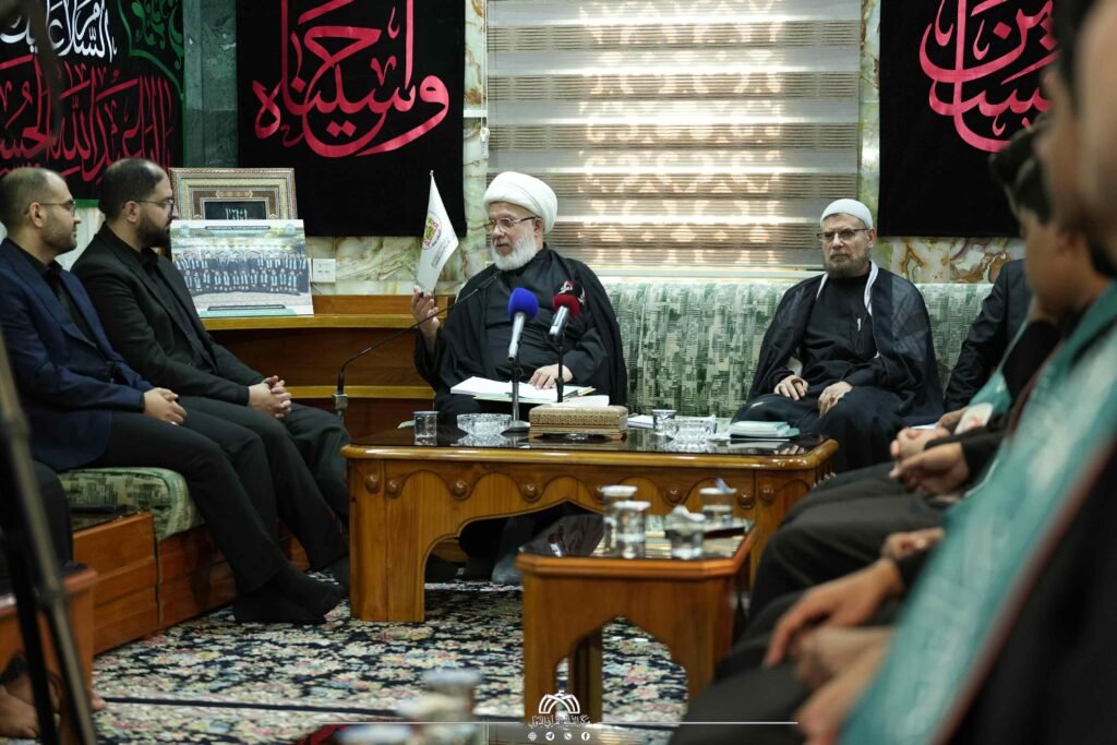 شيخ معمم يتحدث في جلسة تضم رجالاً.