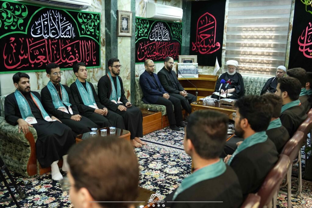 حضور يتجمعون في جلسة دينية.