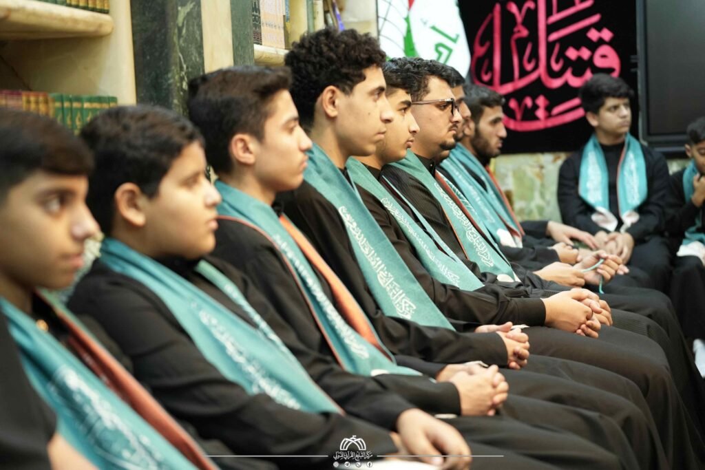 شباب يرتدون أوشحة خضراء يجلسون في صف واحد.