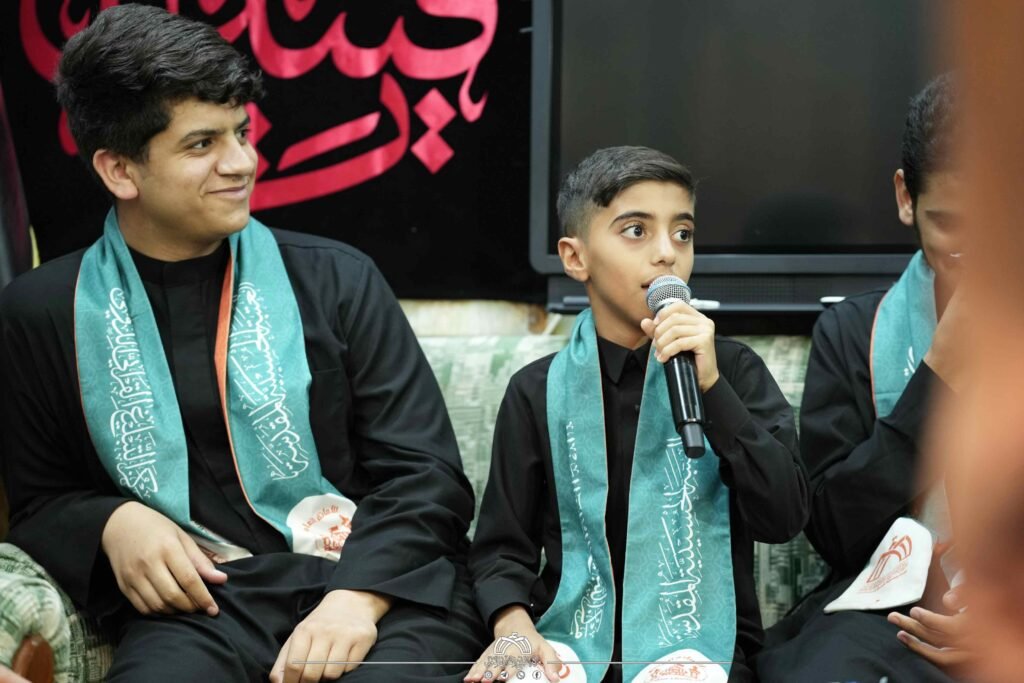 طفل يرتدي وشاحاً أخضر يتحدث في الميكروفون.