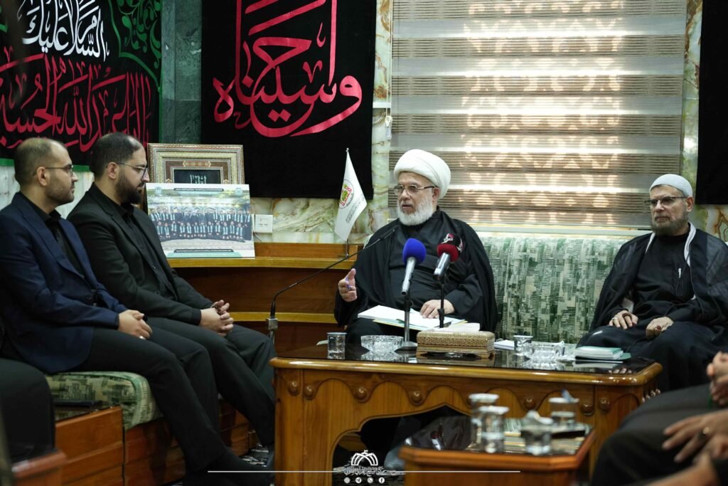 شيخ يتحدث موجهًا كلامه للحاضرين.
