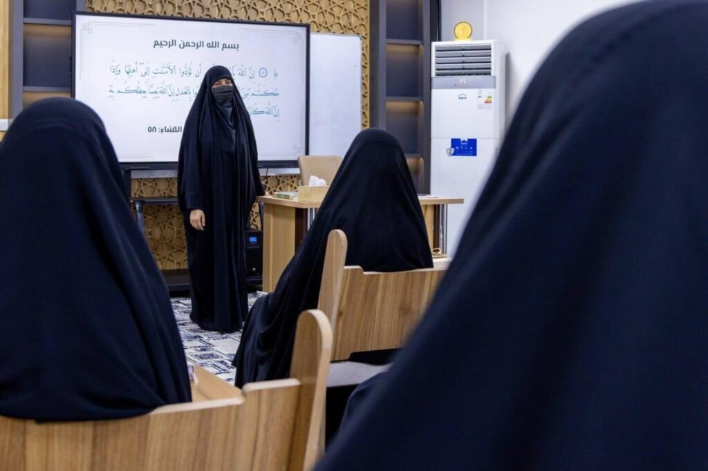 محاضِرَة تُلقي درساً قرآنيّاً أمام طالبات.