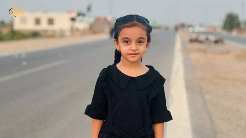 طفلة تساهم في تقديم الخدمات والتسهيلات لزائري الأربعينية على طريق المشاية.