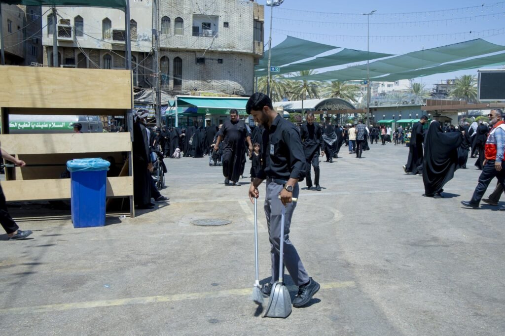 عامل ينظف أحد شوارع كربلاء المجاورة للعتبة العباسية.
