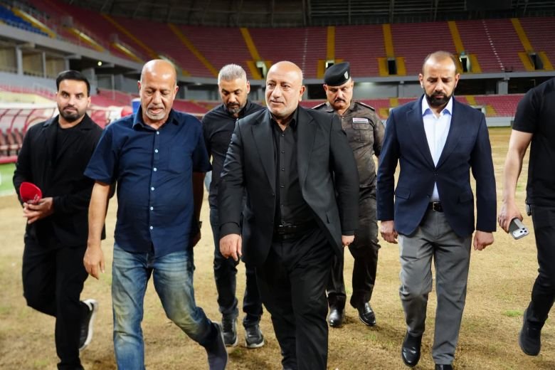 تفقد أرضية الملعب.