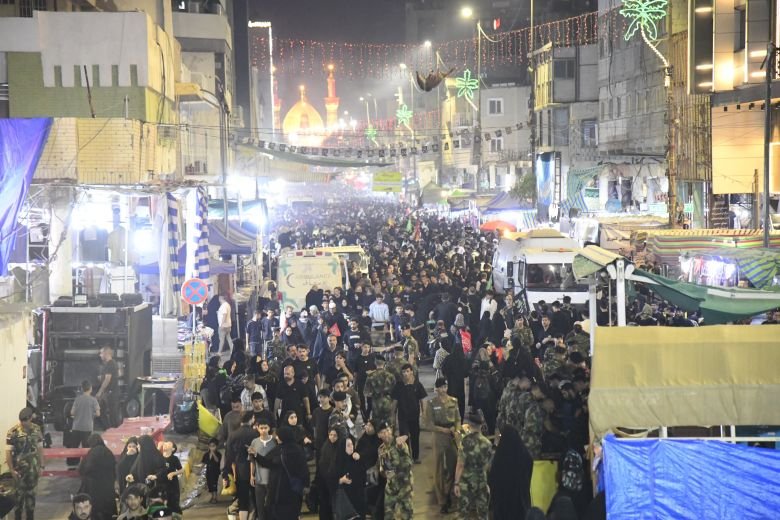 مسير زوار الأربعين في كربلاء