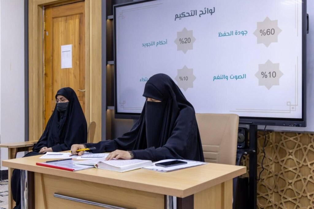 لجنة التحكيم تتابع درجات وتقييمات المسابقة القرآنية.