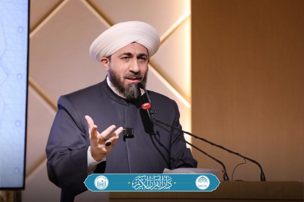 أحد المحاضرين يلقي كلمة في مؤتمر دار القرآن الكريم.