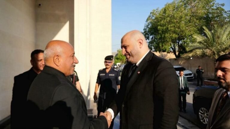 محافظ كربلاء يستقبل وزير الصحة اللبناني ويبحثان تعزيز التعاون في القطاع الصحي