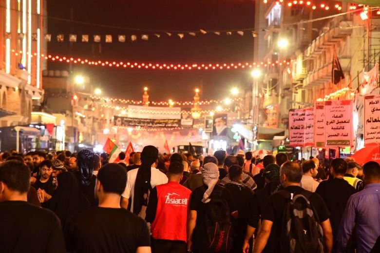 حشود الزائرين تتجه نحو العتبات المقدسة في كربلاء
