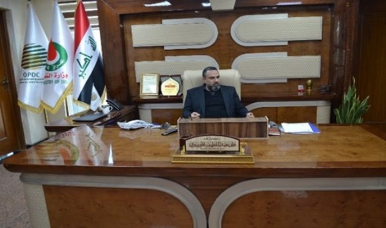 مدير داخل مكتبة.