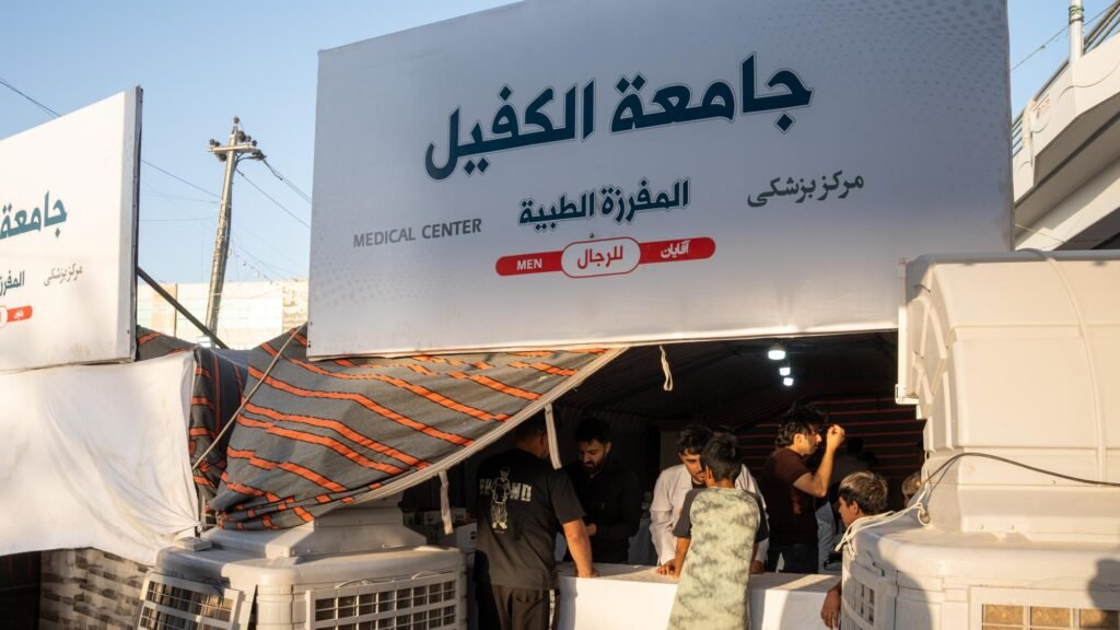 لافتة مفرزة طبية لجامعة الكفيل مخصصة للرجال، وتظهر خيمة استجابة طبية فيها كادر يتلقى المراجعين.