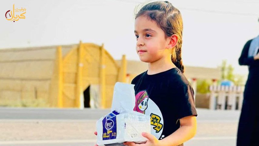 طفلة صغيرة تقف على جانب الطريق وهي تحمل علبة مناديل لخدمة زوار الأربعينية.