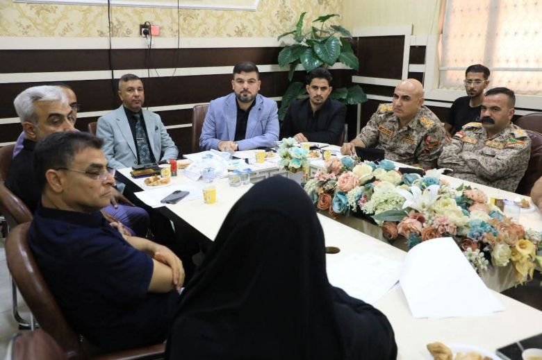 مسؤولون مدنيون وقيادات عسكرية يعقدون اجتماعاً تنسيقياً حول طاولة داخل إحدى المؤسسات.