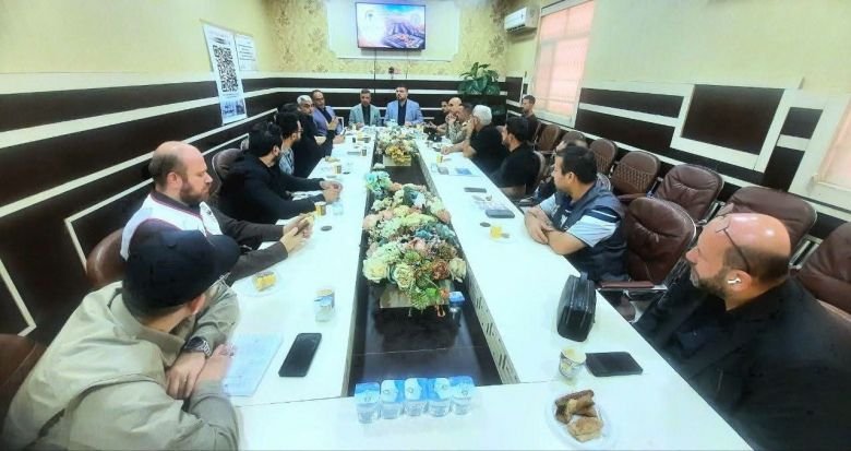 اجتماع موسع يضم مسؤولين وممثلين عن جهات مختلفة حول طاولة لمناقشة ملفات العمل والتنسيق المشترك.