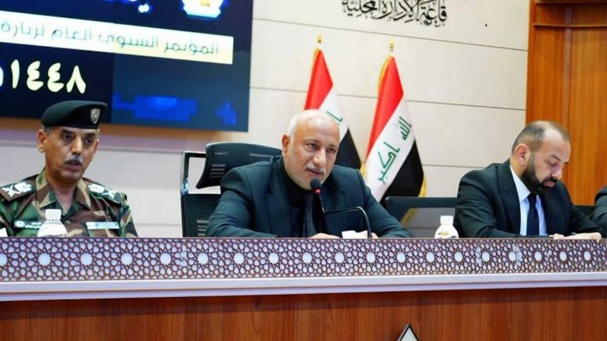 مسؤولون يعقدون اجتماعاً رسمياً في قاعة الإدارة المحلية لمناقشة الاستعدادات والخطط الخاصة بموسم الزيارات.