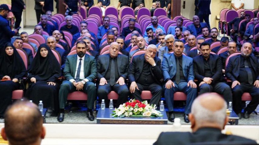 مسؤولون وشخصيات رسمية يجلسون في الصفوف الأمامية خلال مؤتمر داخل قاعة كبيرة.