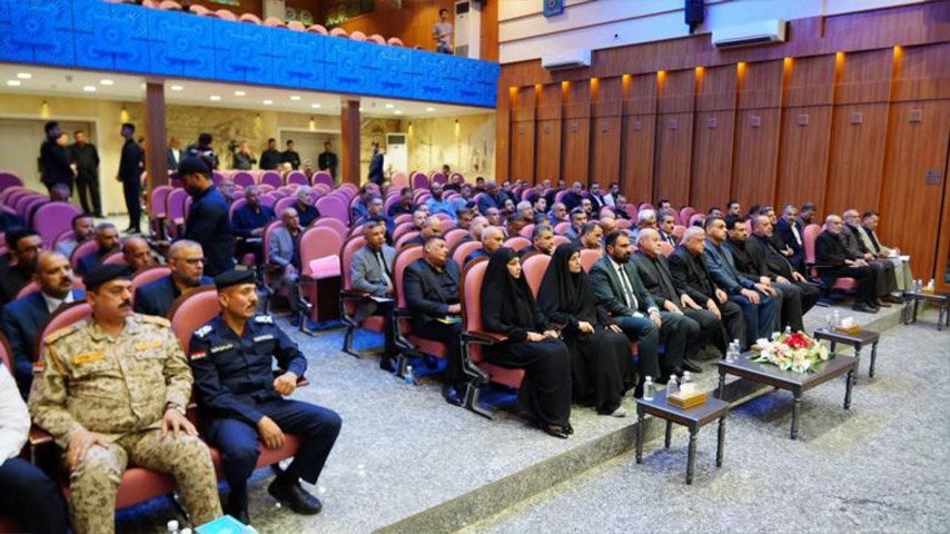 مسؤولون وقيادات أمنية وشخصيات رسمية يجلسون داخل قاعة مؤتمر في كربلاء.