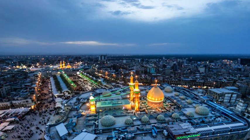 منظر جوي للعتبتين الحسينية والعباسية في كربلاء وقت الغروب.