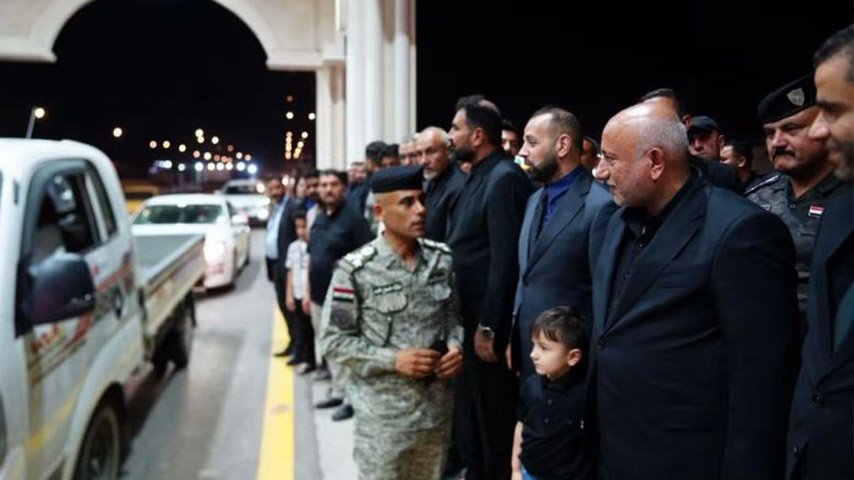 بوابة أمنية مضاءة ليلاً مع مرور بحضور محافظ كربلاء واستعداد القوات لاستقبال الزائرين