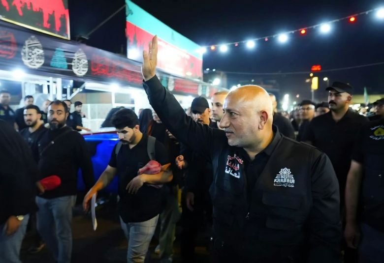 مسؤول محلي يتفقد المواكب والخدمات ليلاً.