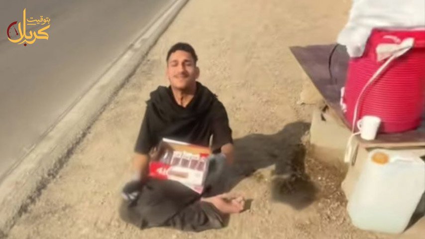 شاب يخدم الزائرين على طريق المشاية.