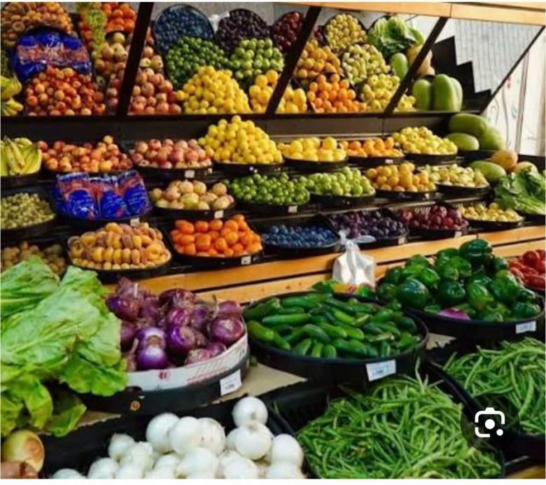 كميات كبيرة من الطماطم في السوق.