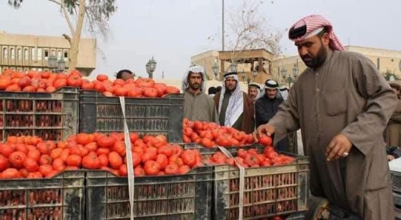 محل يعرض الخضروات والفواكه.