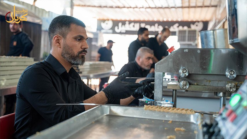 رجل يعمل على ماكينة شكّ الكباب الآلية.