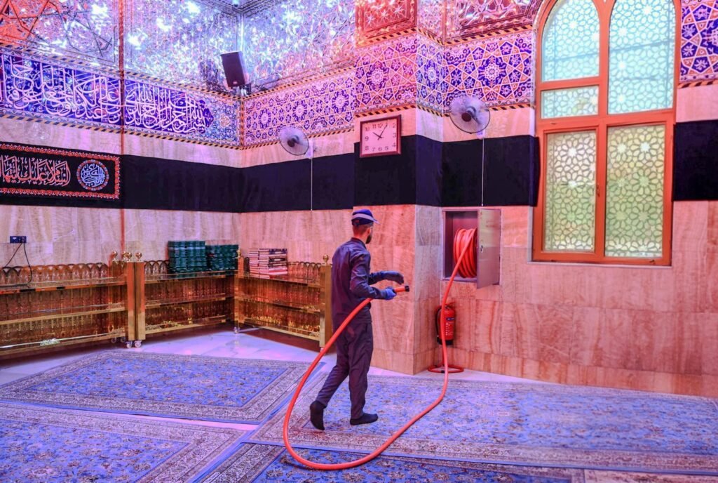حملات تنظيف وتعقيم مكثفة تشمل غسل الصحن الشريف والسجاد لتهيئة أجواء عبادية ملائمة.