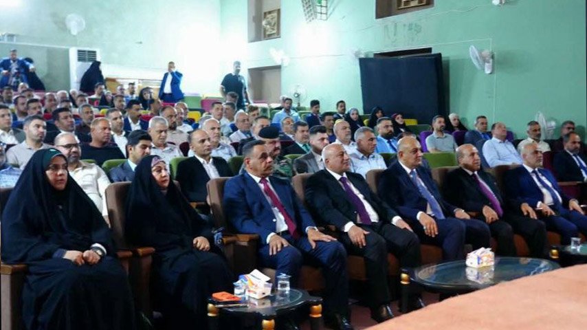 جانب من الحضور والمشاركين في قاعة احتفالية رسمية تقدمهم محافظ كربلاء.