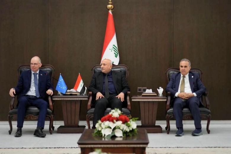 محافظ كربلاء نصيف الخطابي يستقبل سفير الاتحاد الأوروبي لدى العراق.