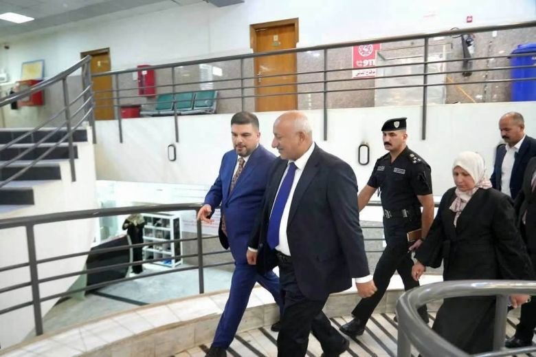 جولة ميدانية لمحافظ كربلاء ومرافقيه داخل مبنى حكومي أو خدمي.