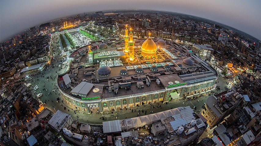 صورة جوية لمرقد الإمام الحسين وبين الحرمين ليلاً.