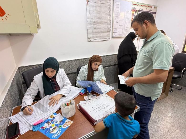 كادر طبي يقدم الخدمات والتسجيل للمراجعين في أحد المراكز الصحّية