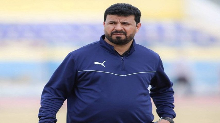 المدرب الكروي قحطان جثير خلال إشرافه على إحدى الحصص التدريبية داخل الملعب.
