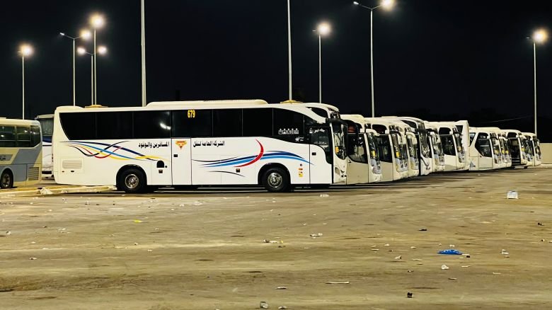 حافلات نقل الزائرين مصطفة ضمن الاستعدادات الخاصة بزيارة الأربعين.