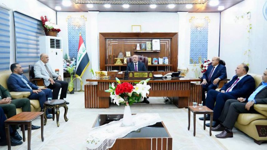 اجتماع رسمي موسع يضم عدداً من المسؤولين والمديرين لبحث آلية تنفيذ المشروعات والخدمات المقدمة.