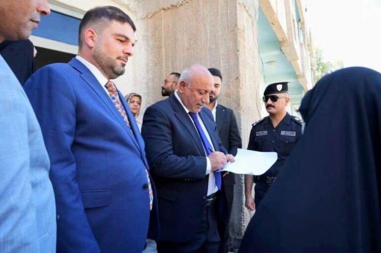 المحافظ يوقع طلباً مقدماً من إحدى المواطنات ميدانياً.