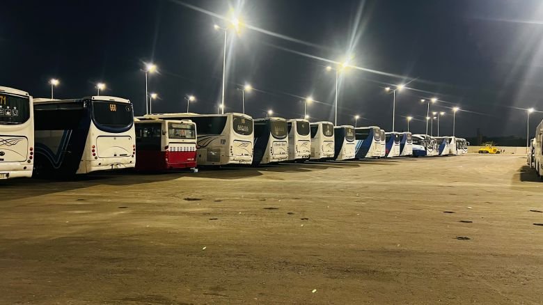 اصطفاف حافلات مخصصة لنقل زائري الأربعين ضمن الخطة الخدمية.