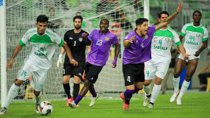 جانباً من منافسات إحدى مباريات الدوري العراقي الممتاز لكرة القدم بين فريقي كربلاء والشرطة/نفط البصرة.