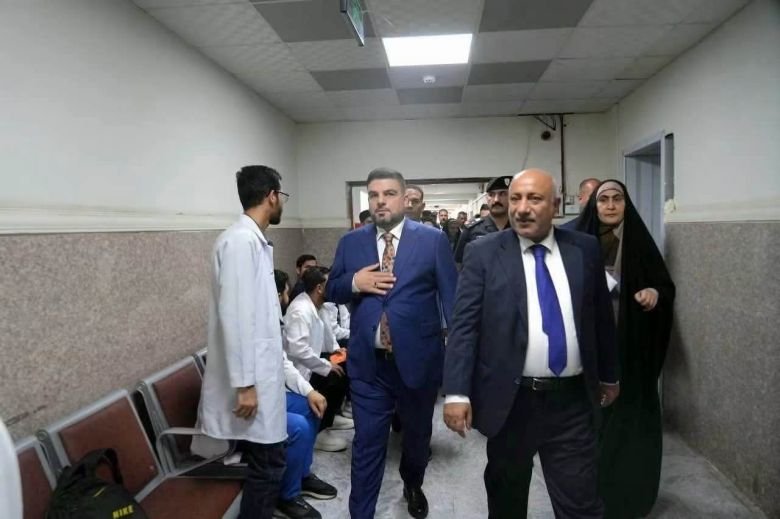زيارة تفقدية للمحافظ داخل ممر مرفق صحي أو مجمع خدمي.