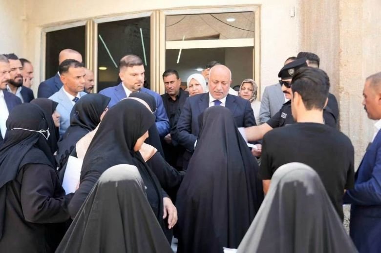 تجمع مواطنين حول المحافظ لتقديم الطلبات والشكاوى.