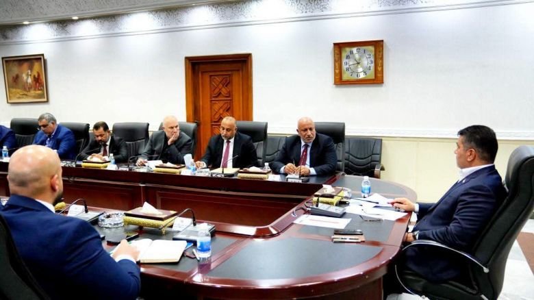 جانب من اجتماع حكومي موسع يضم محافظ كربلاء المقدسة ورؤساء الدوائر الخدمية والتنفيذية لمتابعة سير العمل.