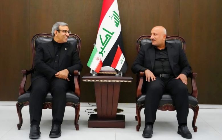 محافظ كربلاء ومسؤول إيراني خلال اجتماع رسمي في ديوان المحافظة.