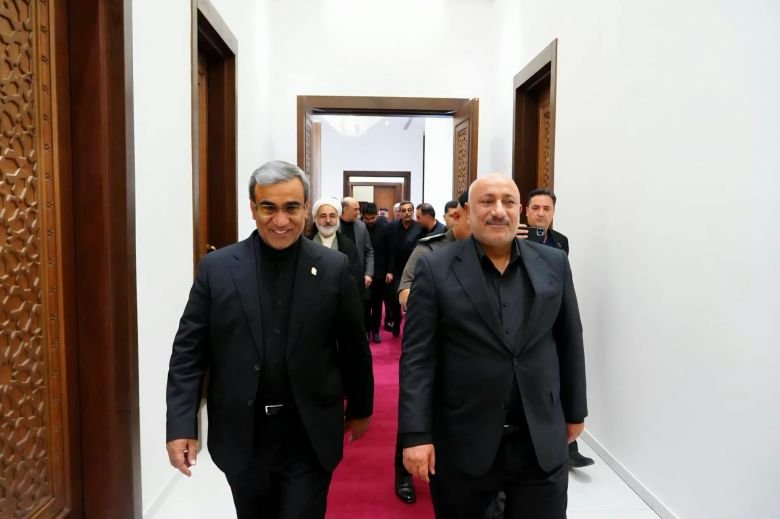 محافظ كربلاء يرافق مسؤولًا إيرانيًا داخل ديوان المحافظة.