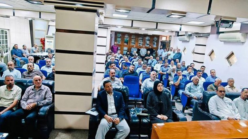 حضور غفير من الرجال والنساء يجلسون على المقاعد داخل قاعة اجتماعات