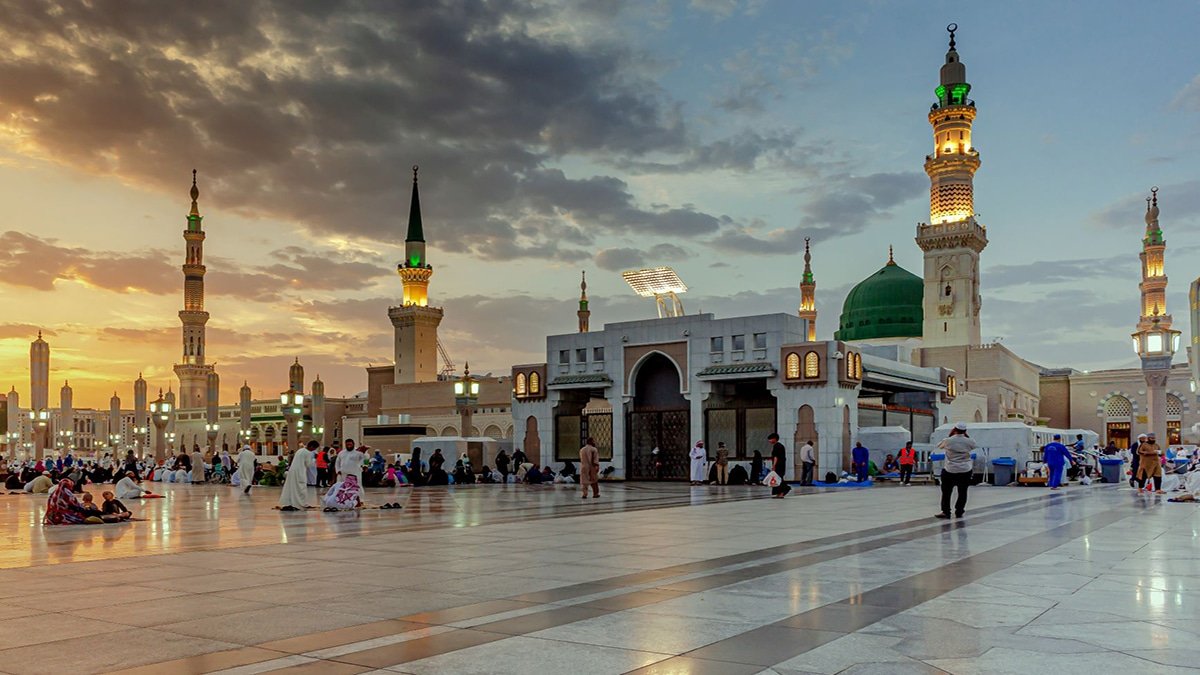 المسجد النبوي الشريف بالمدينة المنورة وقت الغروب.