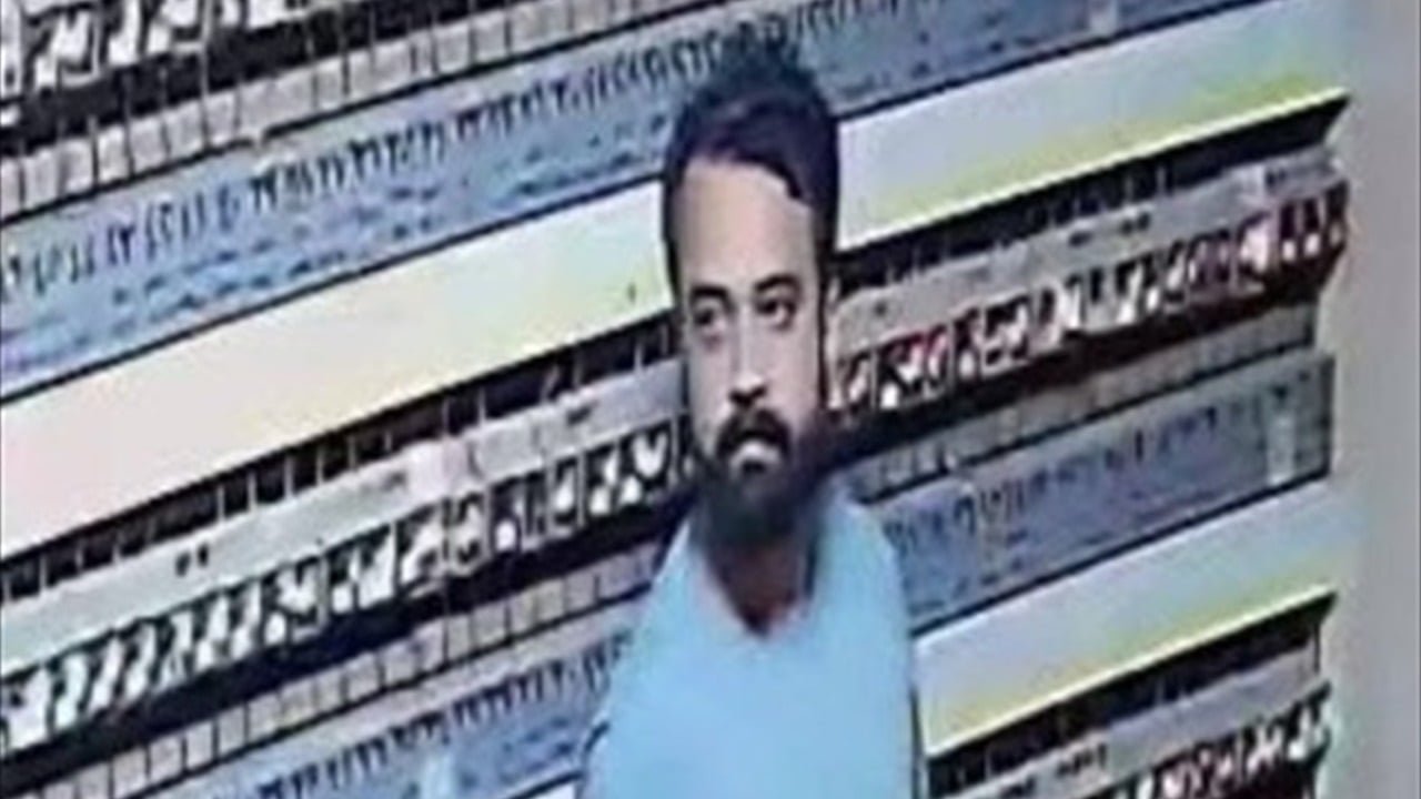 رجل يقف أمام مولد كهربائي خلال العمل.