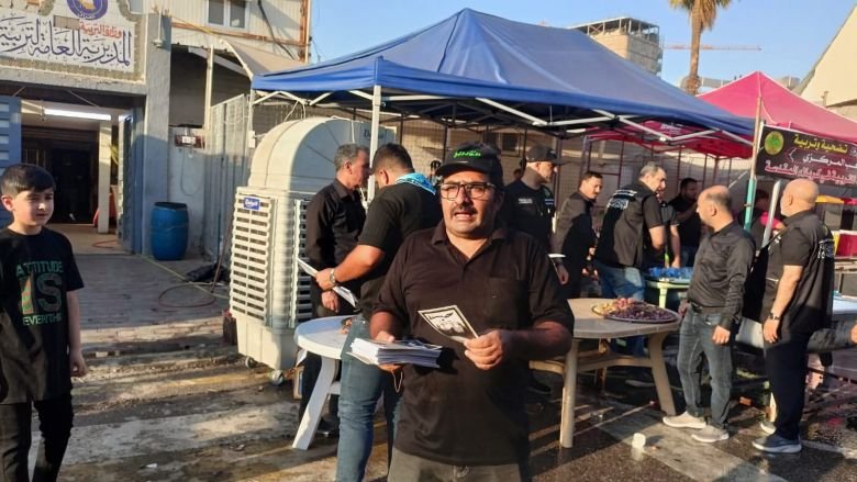 متطوع يوزّع منشورات داخل موكب خدمي.
